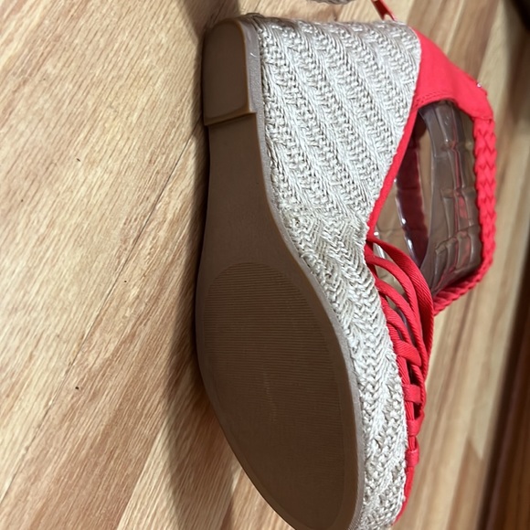 Size 7 Steve Madden coral wedges. Barely worn. - Picture 3 of 5